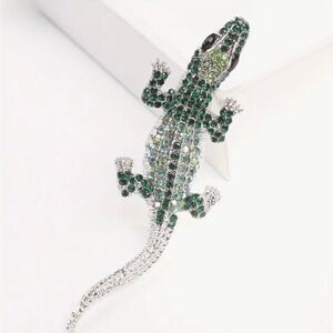 🐊 Betsey Johnson sparkling crystal crocodile brooch 🐊